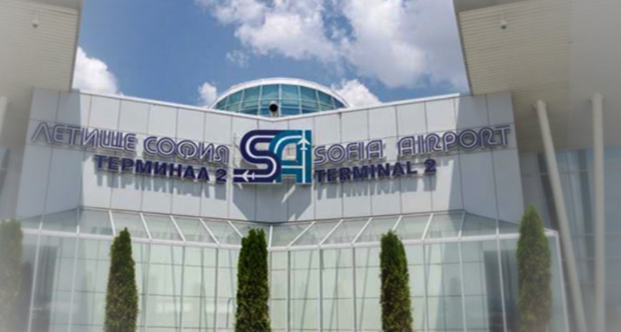 Посланикът ни в Москва и още 63 българи кацнаха в София